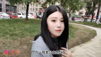 饥渴人妻大胆出轨偷情，绿帽老公心大装瞎全程放任！