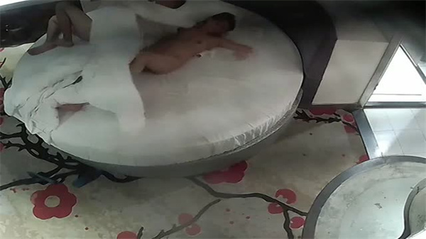 情趣酒店白色圆床激情偷拍，最新流出！